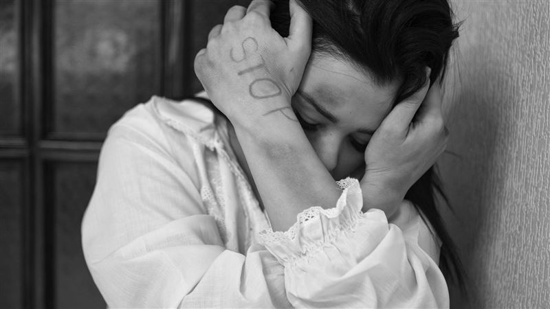 女子酒後熟睡時,遭好友上下其手,只好事後委屈報警。(圖/翻攝自pixabay)