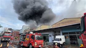 八里區一早驚傳嚴重的工廠火警。（圖／翻攝畫面）