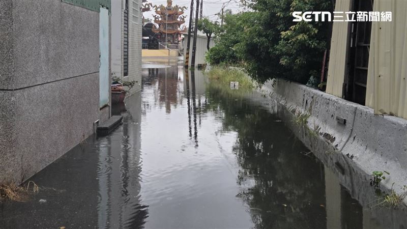 東港鎮共和路因漲潮路面出現約15公分積水。(圖/翻攝畫面)
