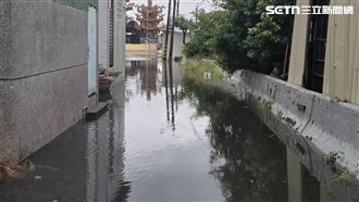 新／畫面曝！雷雨轟炸淹15cm積水…還沒停