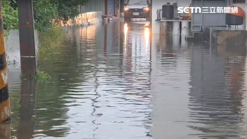 中央氣象署示警,需慎防劇烈降雨、雷擊。(圖/翻攝畫面)
