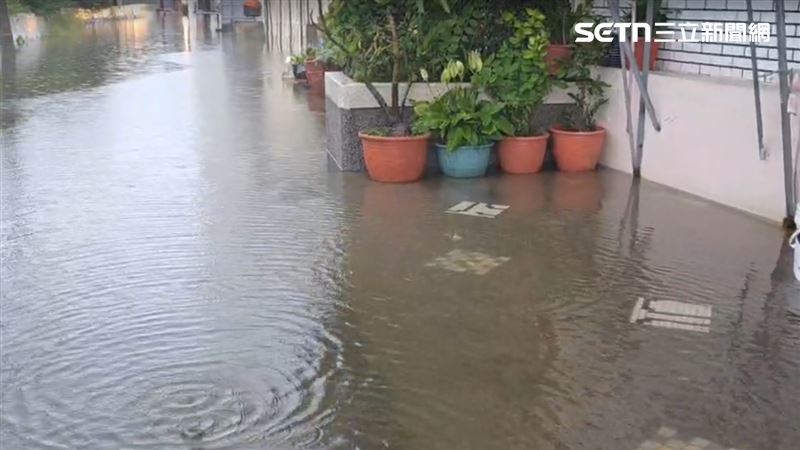 中央氣象署示警,低窪地區慎防淹水,以及低能見度。(圖/翻攝畫面)