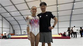 體操亞錦賽  陳瑞安個人全能排第4台灣、瑞典混血體操女孩陳瑞安（左）12日在2025亞洲體操錦標賽的女子個人全能以52.499的高分位列第4，教練鄭焜杰（右）也相當滿意。（鄭焜杰提供）中央社記者黎建忠傳真  114年6月12日