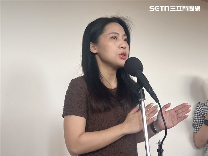 國民黨立委徐巧芯13日在立法院受訪回應霸團指控。(圖/記者蘇晏男攝影)
