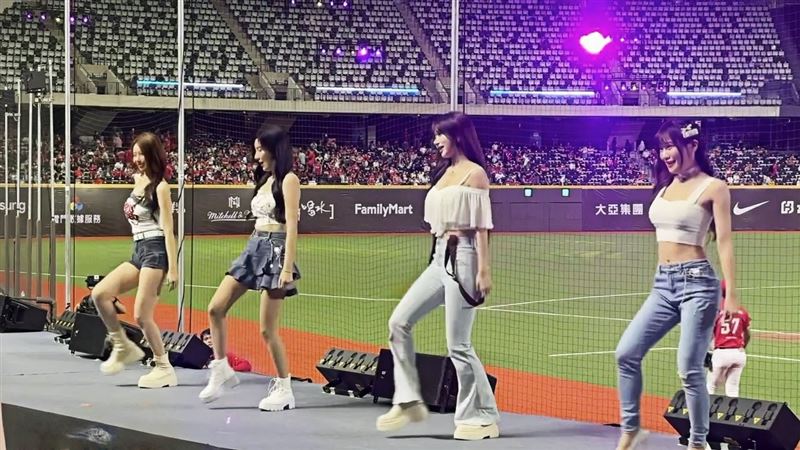 李雅英(左起)、南珉貞、李珠珢、維心組成限定「富邦四本柱」。(圖/蕭翰弦攝影)