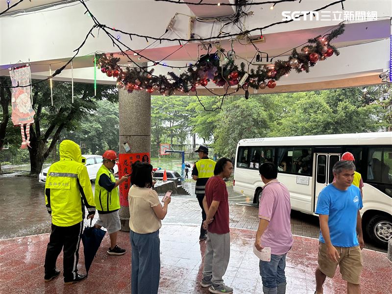 桃源國中撤離人數共計45位,由接駁車載運。(圖/翻攝畫面)