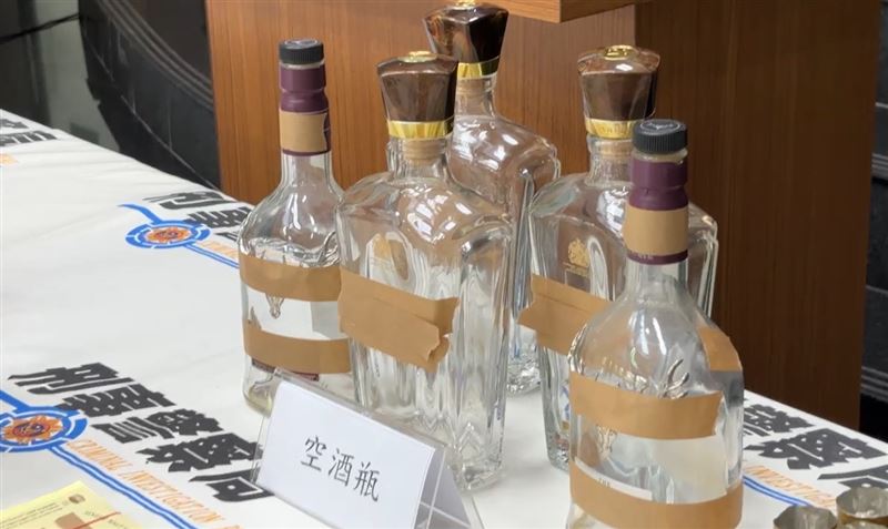 嫌犯收集空酒瓶及紙箱,購買原料酒混充香料及酒精,分裝回舊空瓶偽裝新酒,賣給不知情的酒行。(圖/翻攝畫面)