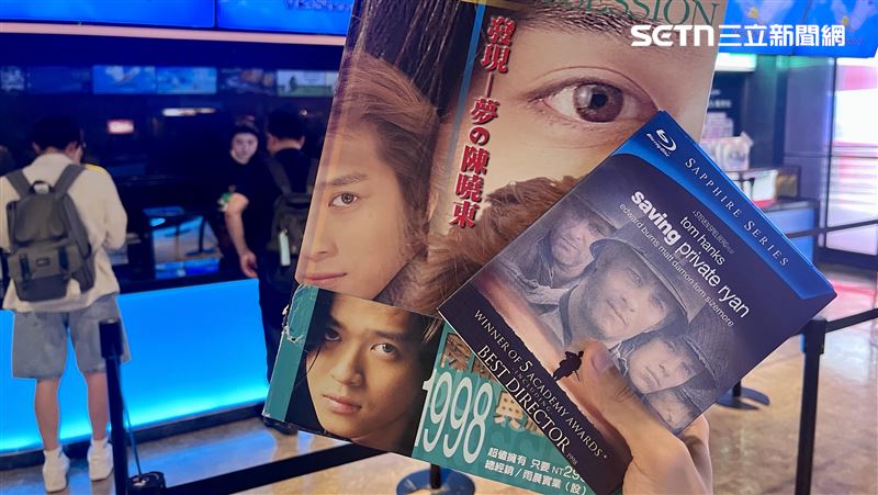威秀慶祝全面改裝完畢,民眾持1998年物品可換電影票。(圖/記者 賴俊佑 攝影)