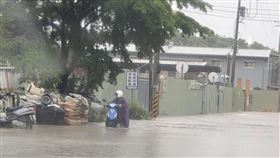 中央氣象署,高雄,膝蓋,人孔蓋,機車,淹水,超商,大樹區,停班停課