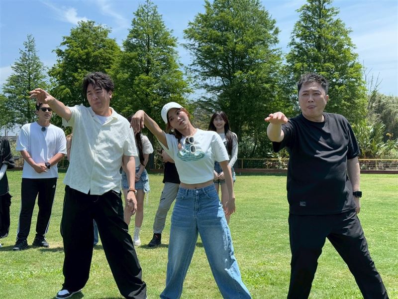 梁赫群(左起)、蔡黃汝、趙正平表演景行廳男孩。 (圖/中視提供) 