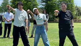 梁赫群(左起)、蔡黃汝、趙正平表演景行廳男孩。 (圖／中視提供) (1)