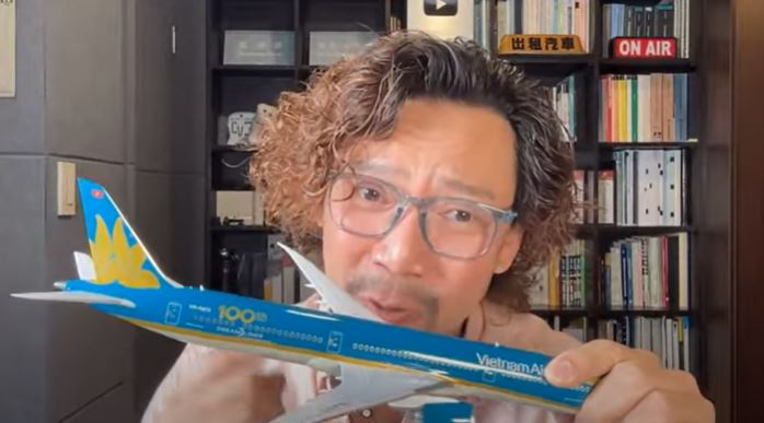 詹姆士以親身在印度飛行經驗直言,「印度航空的飛機千萬不要搭」。(圖/翻攝自YT@型男機長瘋狂詹姆士)