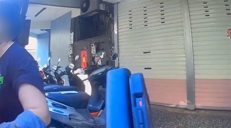桃園一名3寶媽半路被陌生男子攔下,對方企圖攻擊。(圖/翻攝畫面)