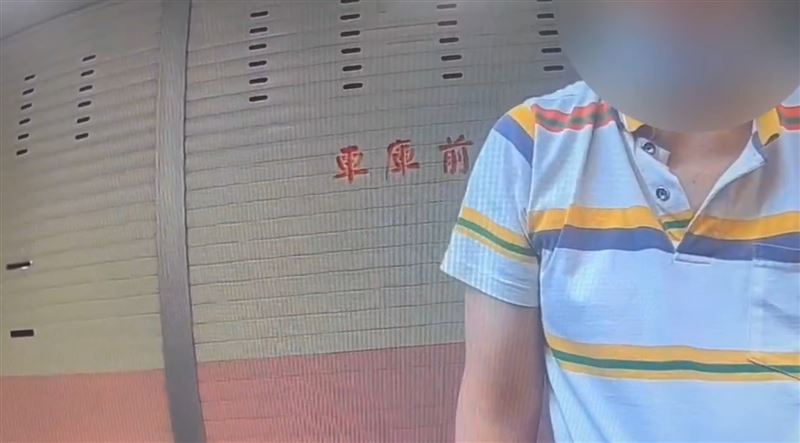 警方到場後,榮男堅持3寶媽欠他2000元。(圖/翻攝畫面)