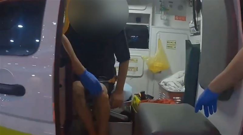 榮男被送往醫院治療中。(圖/翻攝畫面)