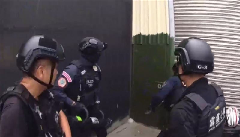 警方循線在彰化北港鎮一處倉庫,逮捕6名帳戶型車手。(圖/翻攝畫面)