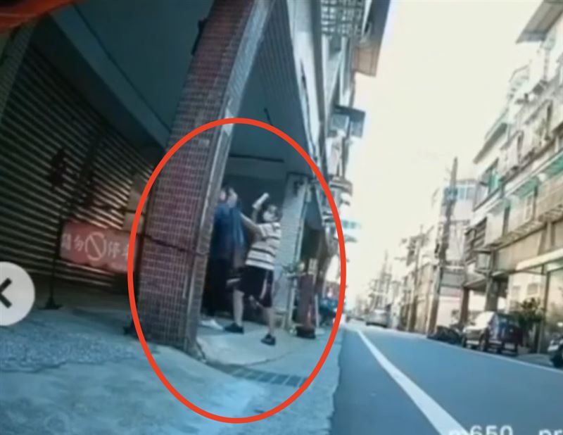 榮姓男子半路攔下3寶媽,還稱對方欠他2000元不還。(圖/翻攝畫面)