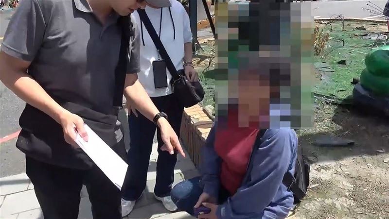 警方從大媽車手身上搜出十多張提款卡、現金。(圖/翻攝畫面)