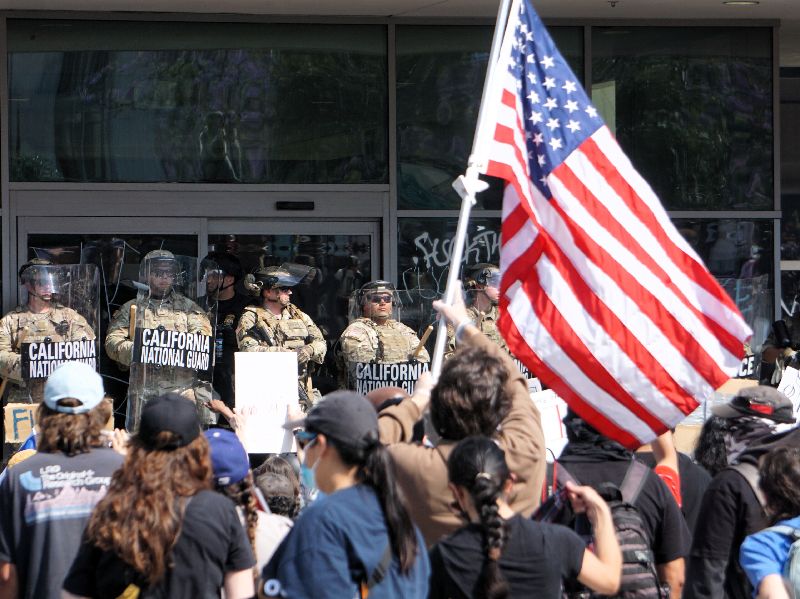 美國總統川普擴大打擊非法移民,引發示威潮,南加大社會學者巴耶荷(Jody Agius Vallejo)指出,川普藉由移民議題滿足他的威權慾望,威脅美國民主與立國精神