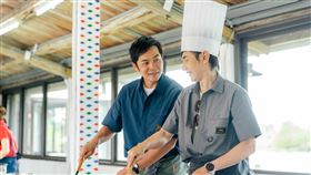 姚元浩（左）跟包偉銘一起下廚。（圖／好看娛樂提供）