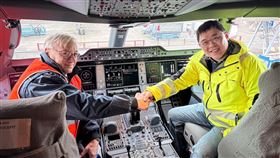 星宇航空第七架A350-900於今（13）日稍早抵台，由董事長張國煒親自駕駛。（圖／星宇航空提供）