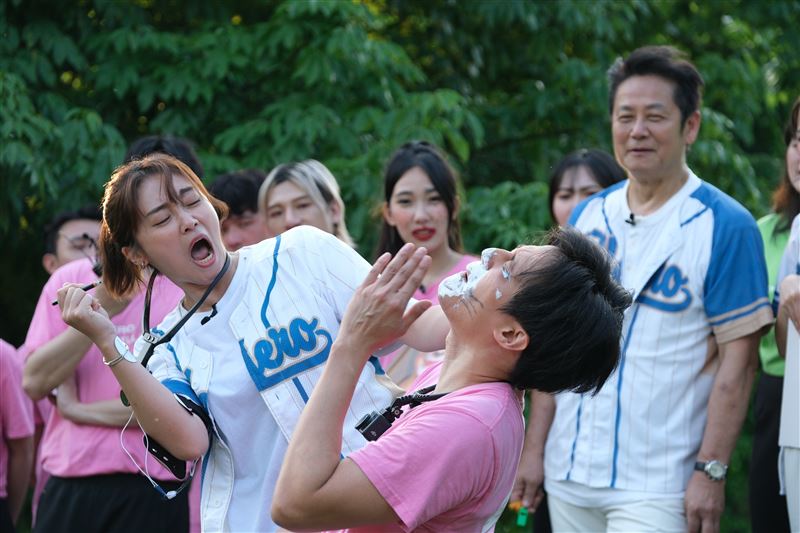 張文綺(左)狠戳徐新洋眼球。(圖/東森綜合台提供)