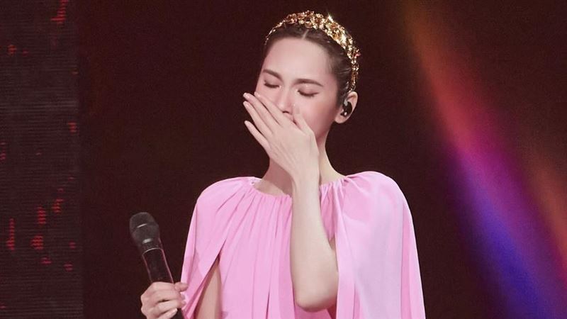 楊丞琳唱到一半淚崩。（圖／翻攝自臉書）