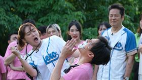 張文綺狠戳徐新洋眼球，痛喊快瞎了！（圖／東森綜合台提供）