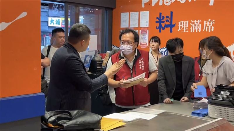 黃男今日現身說明，舉出多樣資料表示自己並未欠債。（圖／翻攝畫面）