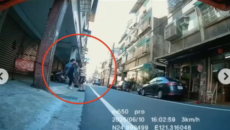 榮姓男子半路攔人。(圖/翻攝畫面)