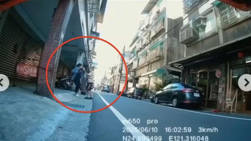陌生男攔3寶媽討2千欠款 恐怖攻擊畫面曝