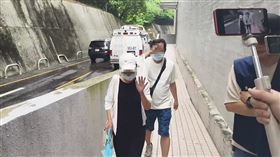 蔡語芯的哥哥及母親到殯儀館。（圖／翻攝畫面）