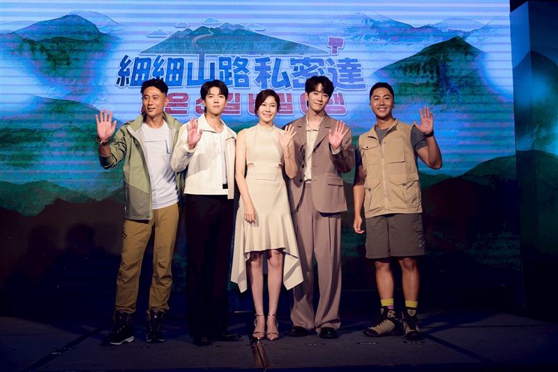 《細細山路私密達》(左起)彭小刀、南優鉉、金荷娜、李濬榮、肌肉山山領軍。(圖/客家電視提供)