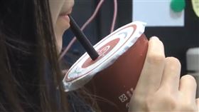 23歲男子，餐飲業，不喝水，半糖烏龍茶，喝飲料，每天喝2杯，腎結石，血尿，急性腎盂腎炎，加護病房(圖／翻攝畫面)