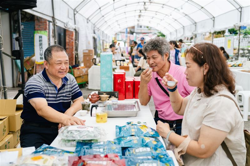 新北好茶展售市集現場可品嚐各式新北特色茶以及文創點心。(圖/新北農業局提供)