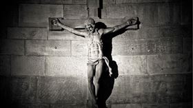 ▲耶穌是在星期五被釘上十字架。（示意圖／Pixabay）