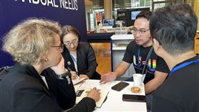 你不是一個人實踐協會秘書長葉柏岑（右二）與學者交流，曝台灣愛滋困境。（圖／記者簡浩正攝影）