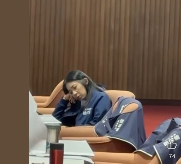 徐巧芯被拍到在立院「低頭咪眼」,掀起許多討論。(圖/翻攝自周軒臉書)