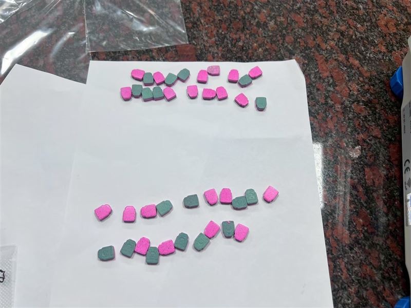 含有六氫大麻己酚的大麻巧克力、軟糖,都是由在台中經營知名甜點店的夫妻檔製作。(圖/翻攝畫面)