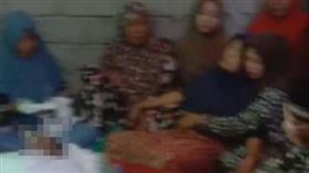 有位女子與未婚夫（被白布蓋住者）的屍體辦婚禮，詭異的直播畫面在網路上瘋傳。（圖／翻攝自detikBali）

