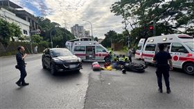 汐止區今（13）日一早發生離譜車禍。（圖／翻攝畫面）