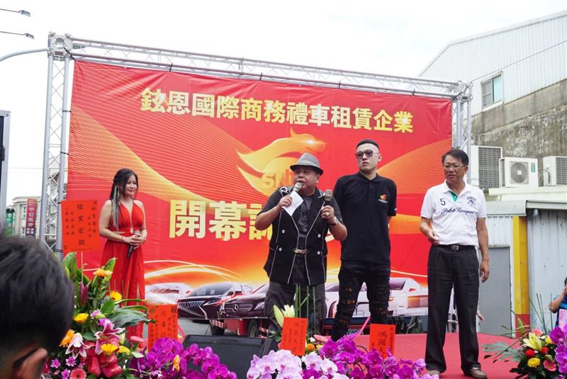 顏純左(右一)兒子顏大鈞(右二)去年5月才開設禮車租賃公司,今卻爆出欠債不還。(圖/翻攝黑面藝人粉絲團)