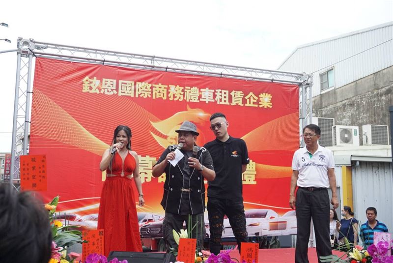 顏大鈞（右二）當年禮車租賃公司風光開幕，父親顏純左（右一）也到場站台（圖／翻攝黑面藝人粉絲團）