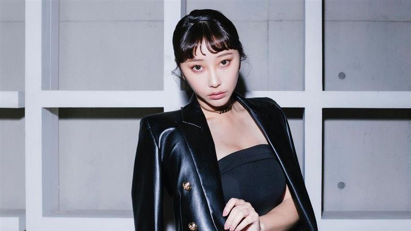 女星姚蜜轉發貼文,認為蔡語芯打牛奶針不治拔管有冤情。(圖/翻攝自姚蜜IG)