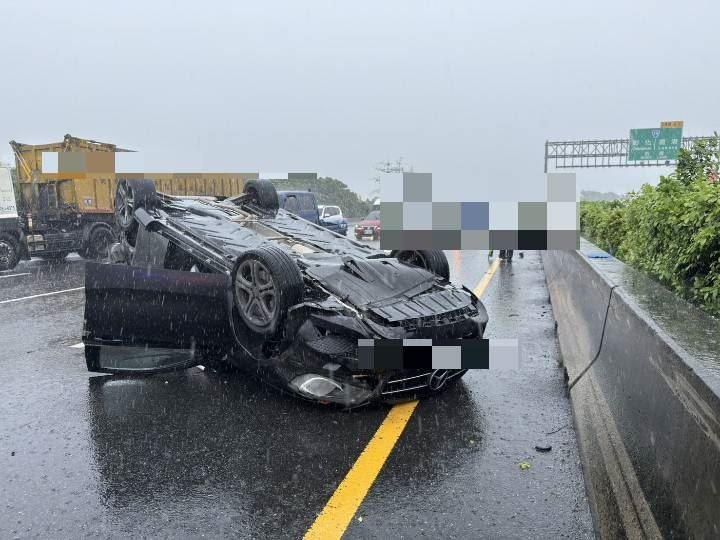 施男為閃避車輛,導致車輛失控自撞護欄翻覆。(圖/翻攝畫面)