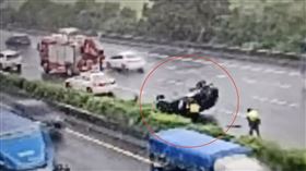 國1連環車禍！轎車「鬼切」翻覆釀3車追撞