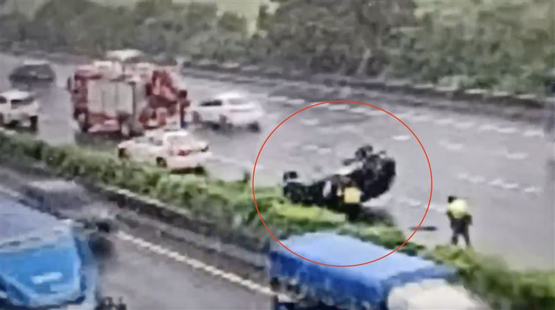 施男緊急偏移車輛,導致後面3車緊急煞車追撞成團。(圖/翻攝畫面)