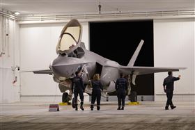 ▲以色列軍方公布夜襲德黑蘭戰機起降畫面。（圖／以色列國防部提供）