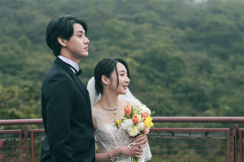 婚內失戀系列電視電影《慶祝》李沐因不滿婚紗拍攝的細節，在現場只能牽著老公李玉璽的手強顏歡笑。（圖／寬想國際娛樂提供）