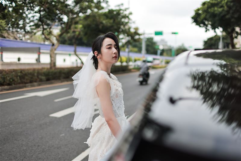 婚內失戀系列電視電影《慶祝》李沐在拍婚紗前發現有緊急工作事務，只好中途下車。（圖／寬想國際娛樂提供）
